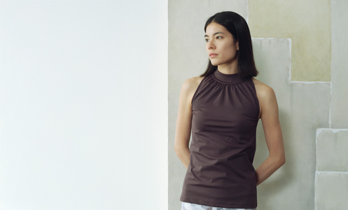 ヨガをする女性